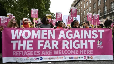 Tommy Robinson’ın çağrısıyla düzenlenen aşırı sağcı protesto polisin müdahalesiyle gergin