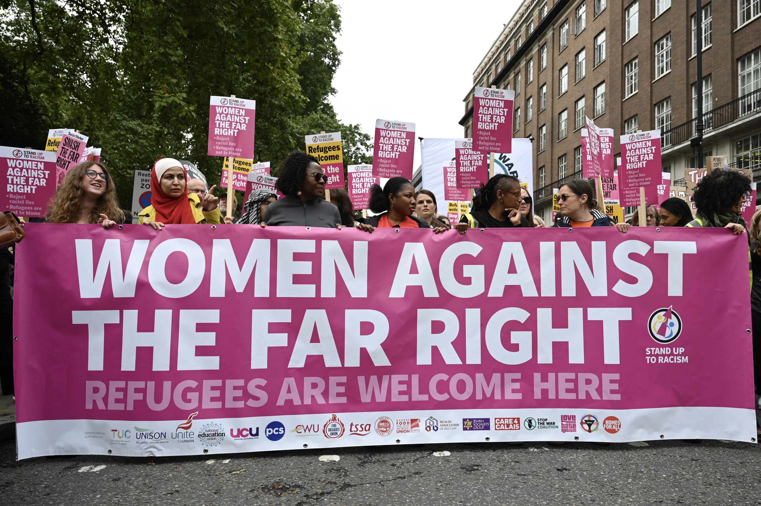 Tommy Robinson’ın çağrısıyla düzenlenen aşırı sağcı protesto polisin müdahalesiyle gergin