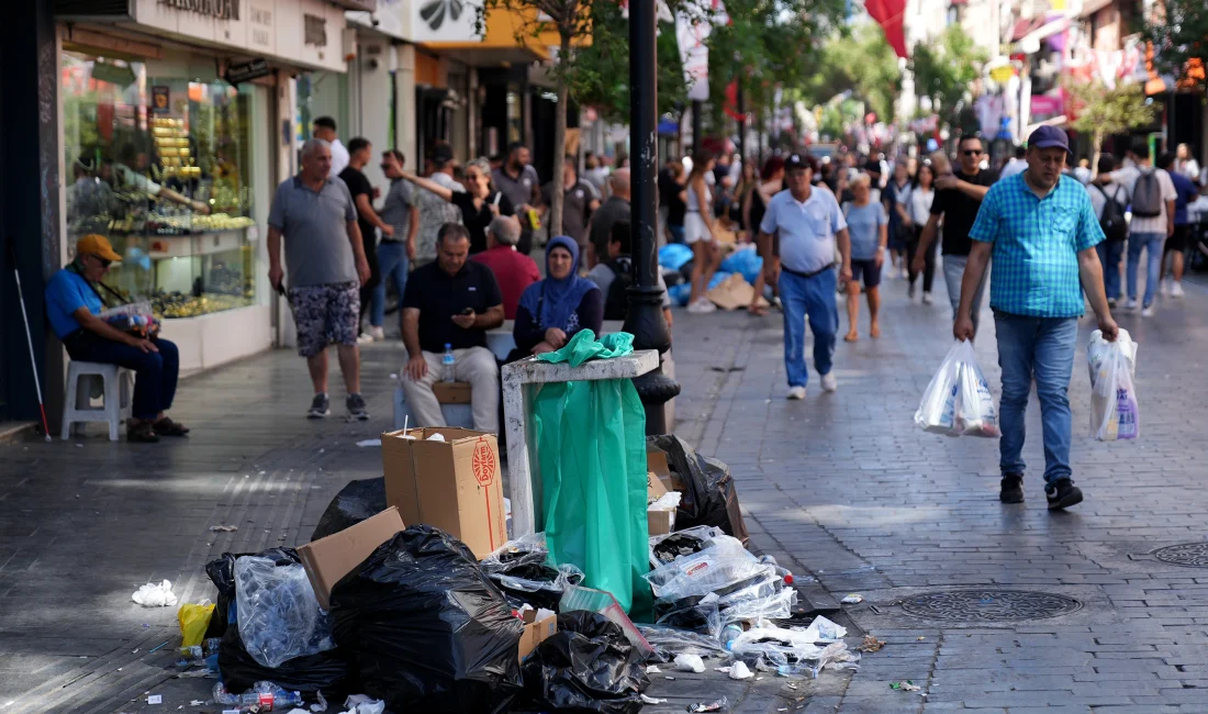 İzmir’in Karşıyaka ve Konak ilçelerinde çöplerin toplanmaması halkın tepkisini artırdı.