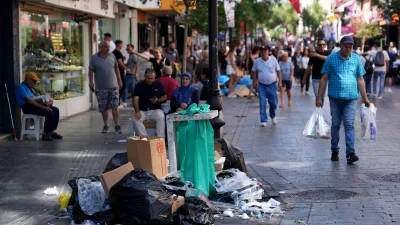 İzmir’in Karşıyaka ve Konak ilçelerinde çöplerin toplanmaması halkın tepkisini artırdı.