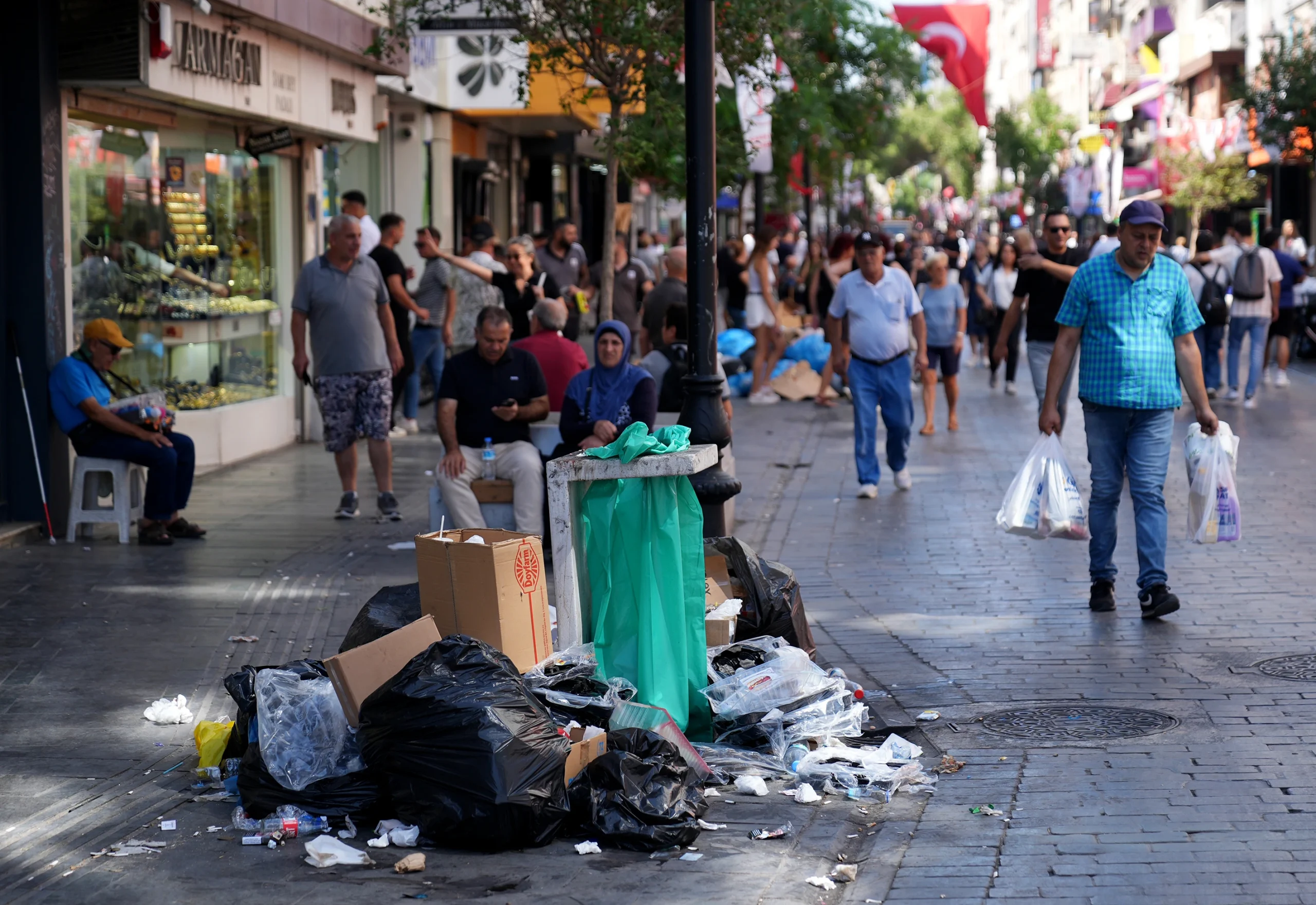 İzmir’in Karşıyaka ve Konak ilçelerinde çöplerin toplanmaması halkın tepkisini artırdı.