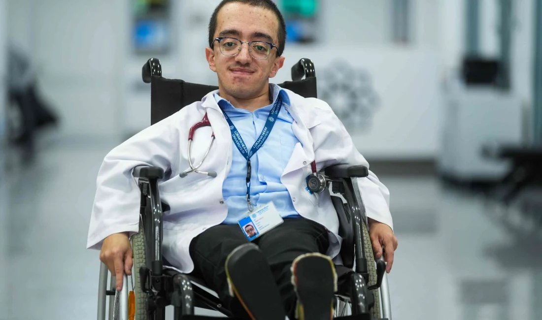 Cam Kemik Hastası Hamza, Doktorluk Hayalini Gerçeğe Dönüştürdü 24 yaşındaki Hamza Mesut Ağır, tüm engellere rağmen tıp fakültesinde
