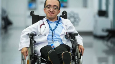 24 yaşındaki Hamza Mesut Ağır, tüm engellere rağmen tıp fakültesinde