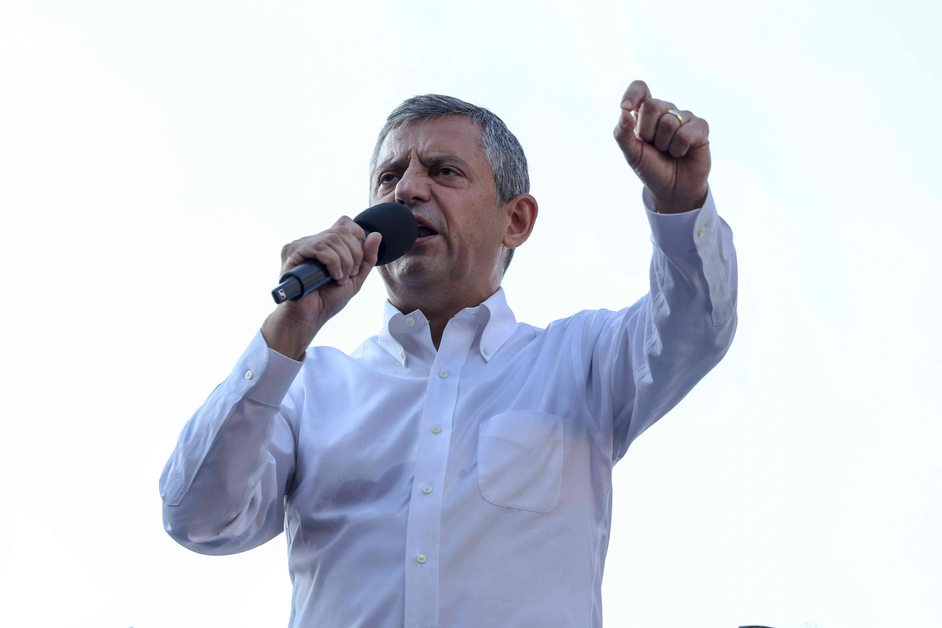 CHP lideri Özel, iktidarın yoksulluğu artırdığını söyleyerek, halkın partisi olarak