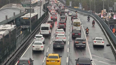 Yağışın etkisiyle İstanbul'da trafik kilitlendi. Sabah saatlerinde toplu ulaşımda da
