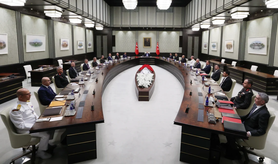 MGK: Terörsüz Türkiye ve Bölge İçin Güçlü İrade Vurgulandı Cumhurbaşkanı Erdoğan başkanlığında toplanan MGK’da, terörle mücadele, Gazze’deki insani kriz