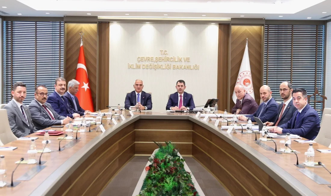 Bakanlar Murat Kurum ve Mehmet Nuri Ersoy, depremden etkilenen şehirlerdeki