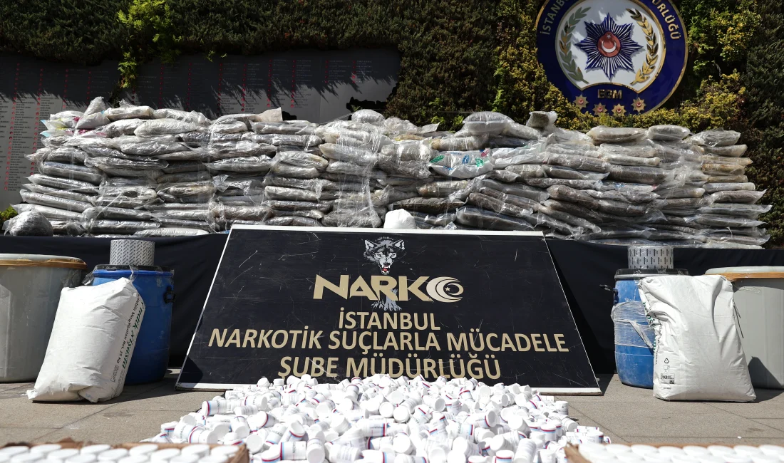 İstanbul’da düzenlenen operasyonlarda 1,3 milyon uyuşturucu hap ile yüzlerce kilo