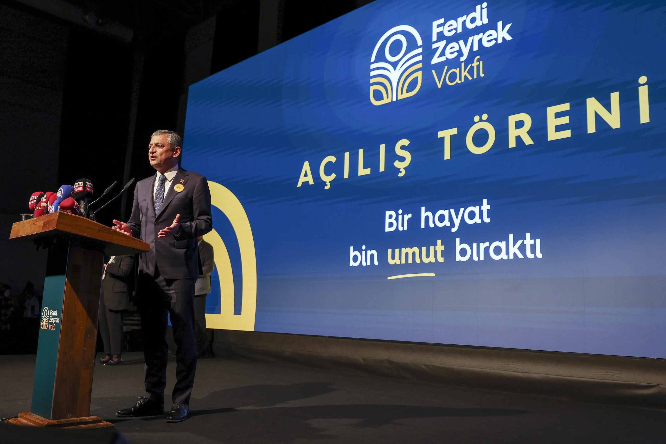 CHP lideri Özgür Özel, Manisa’da açılışı yapılan Ferdi Zeyrek Vakfı’nın