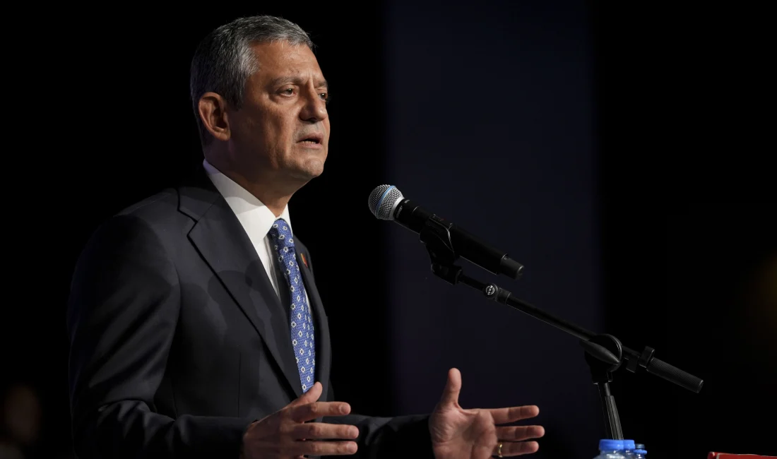 Özel, kurultay konuşmasında CHP’nin demokrasiden sapmadığını, 47 yıllık araya rağmen