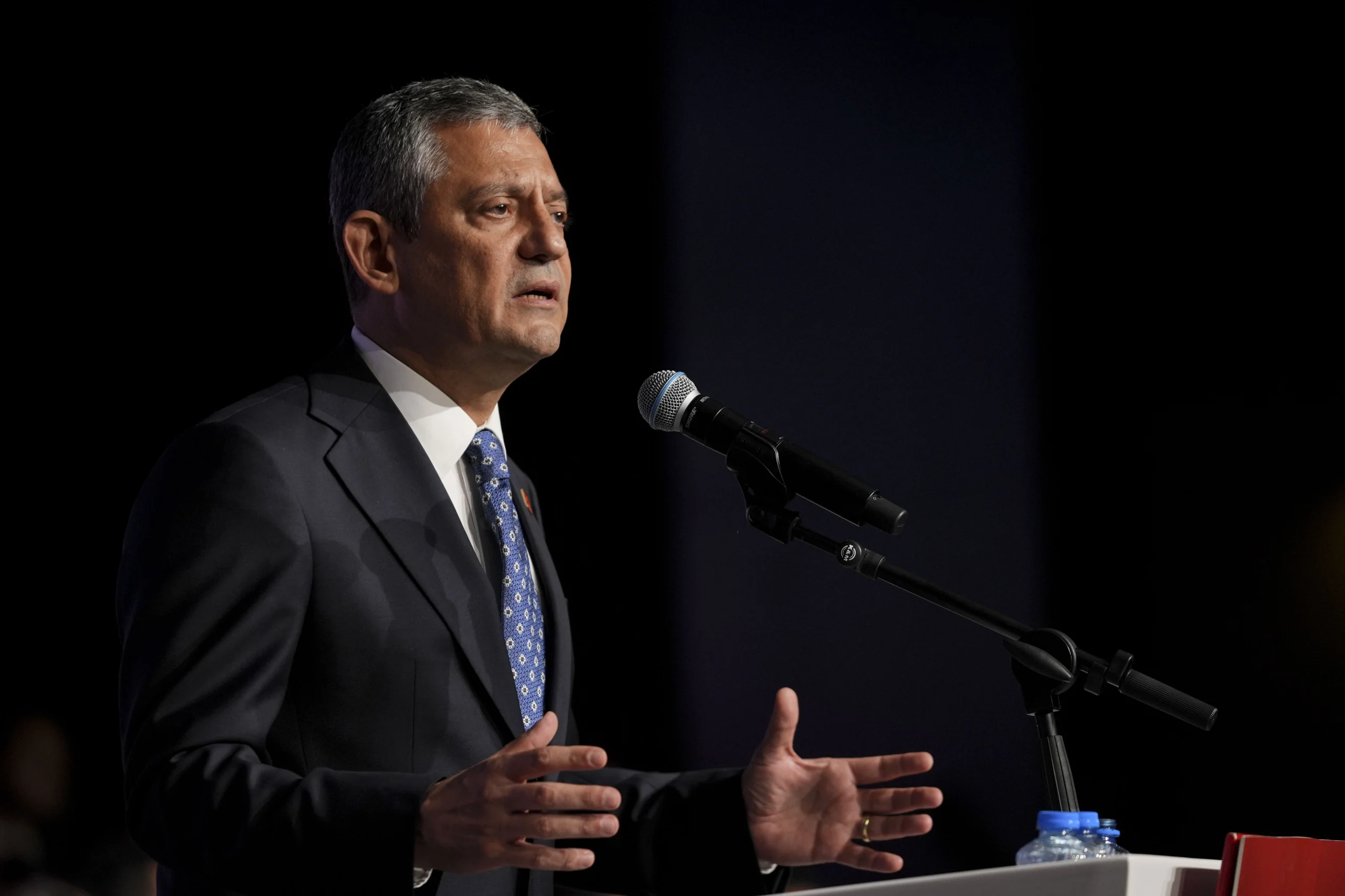 Özel, kurultay konuşmasında CHP’nin demokrasiden sapmadığını, 47 yıllık araya rağmen