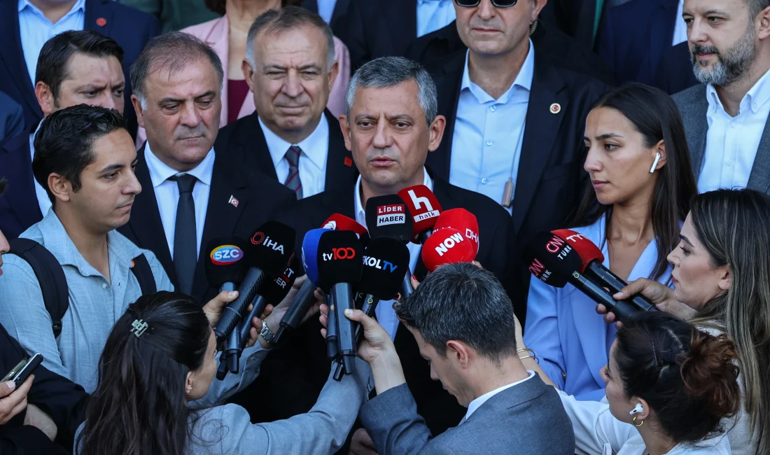 Özel, İstanbul Adliyesi önünde düzenlenen açıklamada, partili il başkanları ve