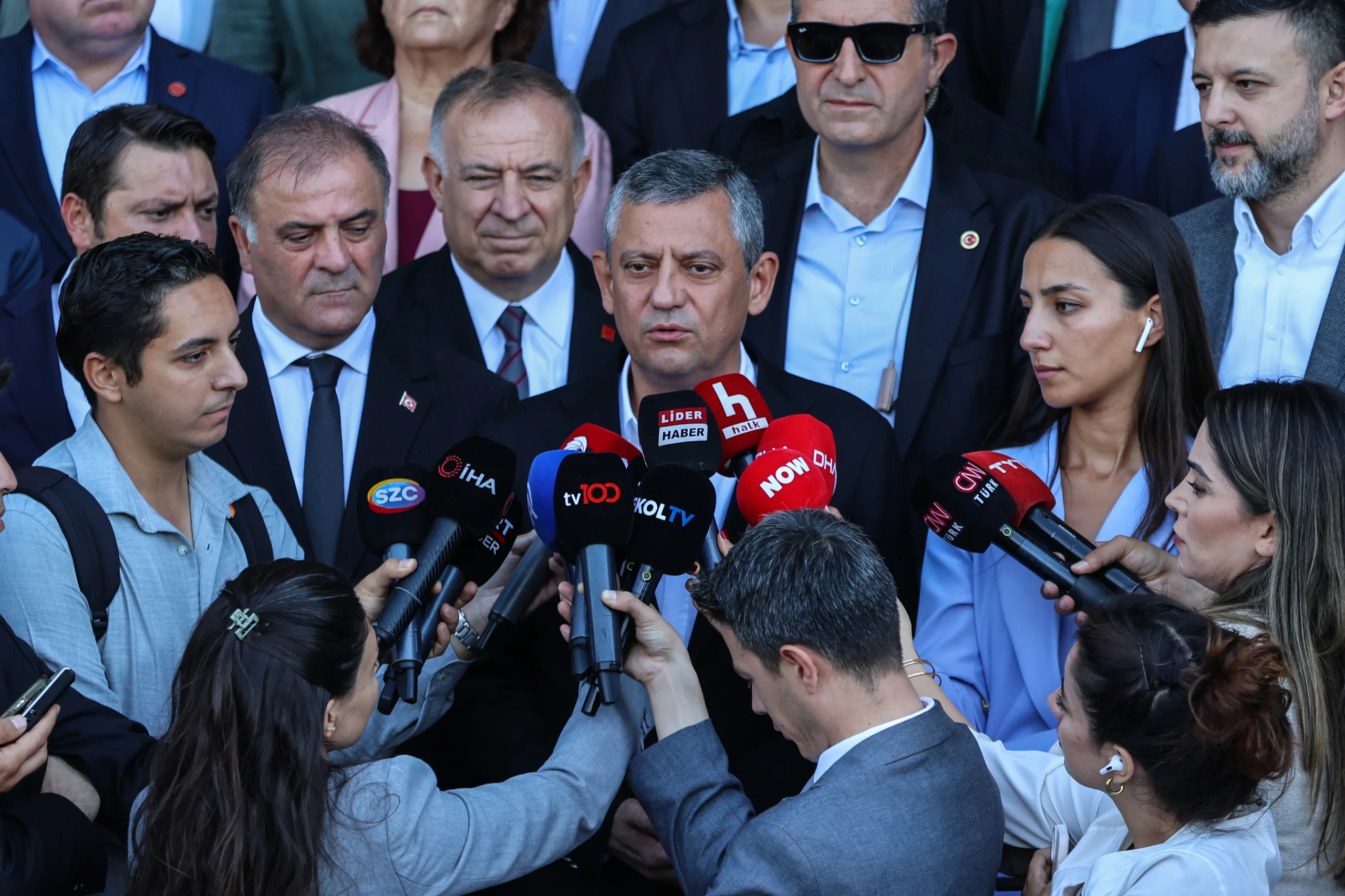 Özel, İstanbul Adliyesi önünde düzenlenen açıklamada, partili il başkanları ve