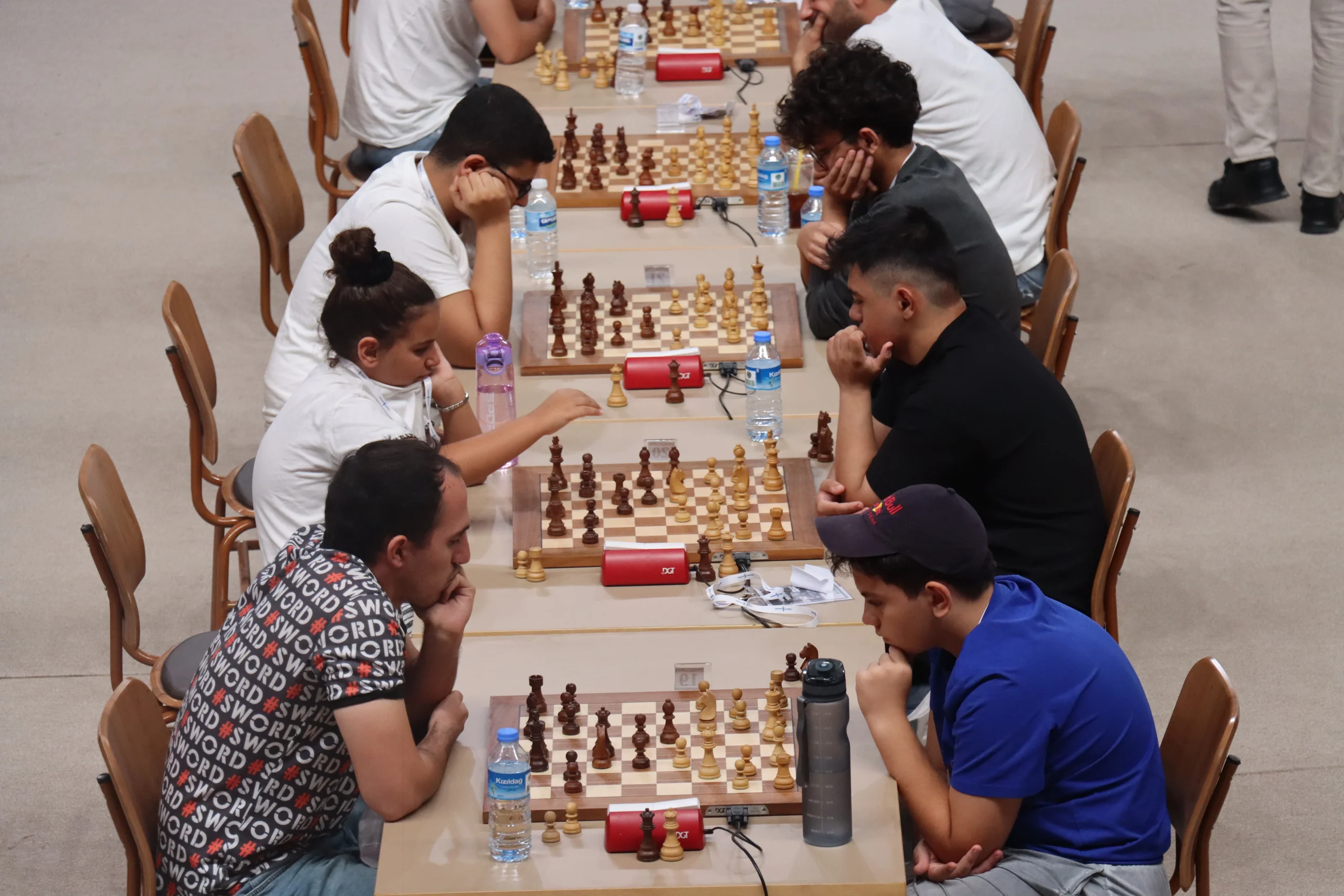 Türkiye’nin dört bir yanından sporcuların katıldığı Hızlı ve Yıldırım Satranç