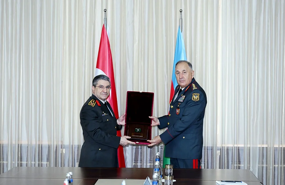 Genelkurmay Başkanı Orgeneral Selçuk Bayraktaroğlu, Azerbaycan’da temaslarda bulundu. Görüşmelerde askeri