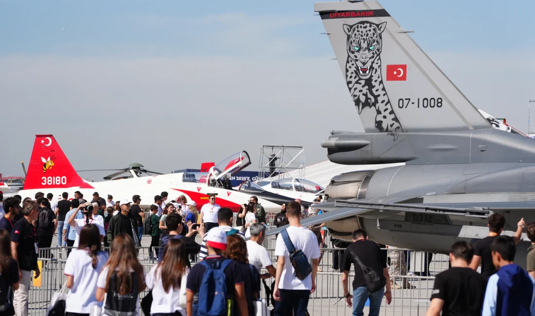 TEKNOFEST İstanbul başladı: 5 gün boyunca teknoloji ve gökyüzü şöleni Paramotor, Hürkuş ve SOLOTÜRK gösterileriyle başlayan TEKNOFEST İstanbul, 5 gün