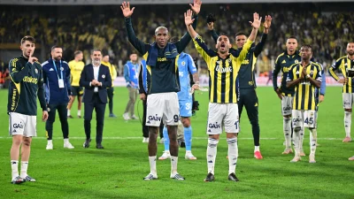 Fenerbahçe, Süper Lig’de Antalyaspor’u 2-0 yenerek 3 resmi maçlık galibiyet