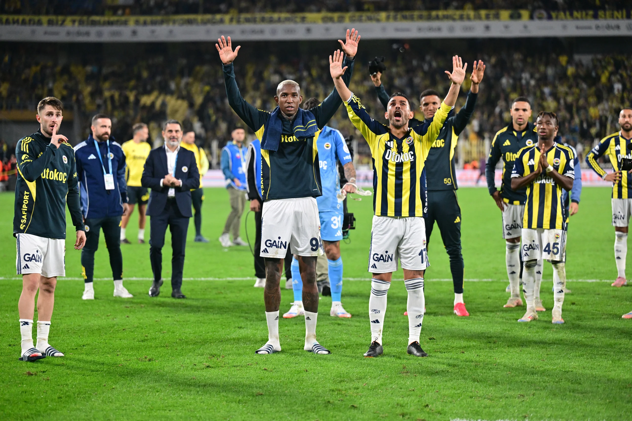 Fenerbahçe, Süper Lig’de Antalyaspor’u 2-0 yenerek 3 resmi maçlık galibiyet