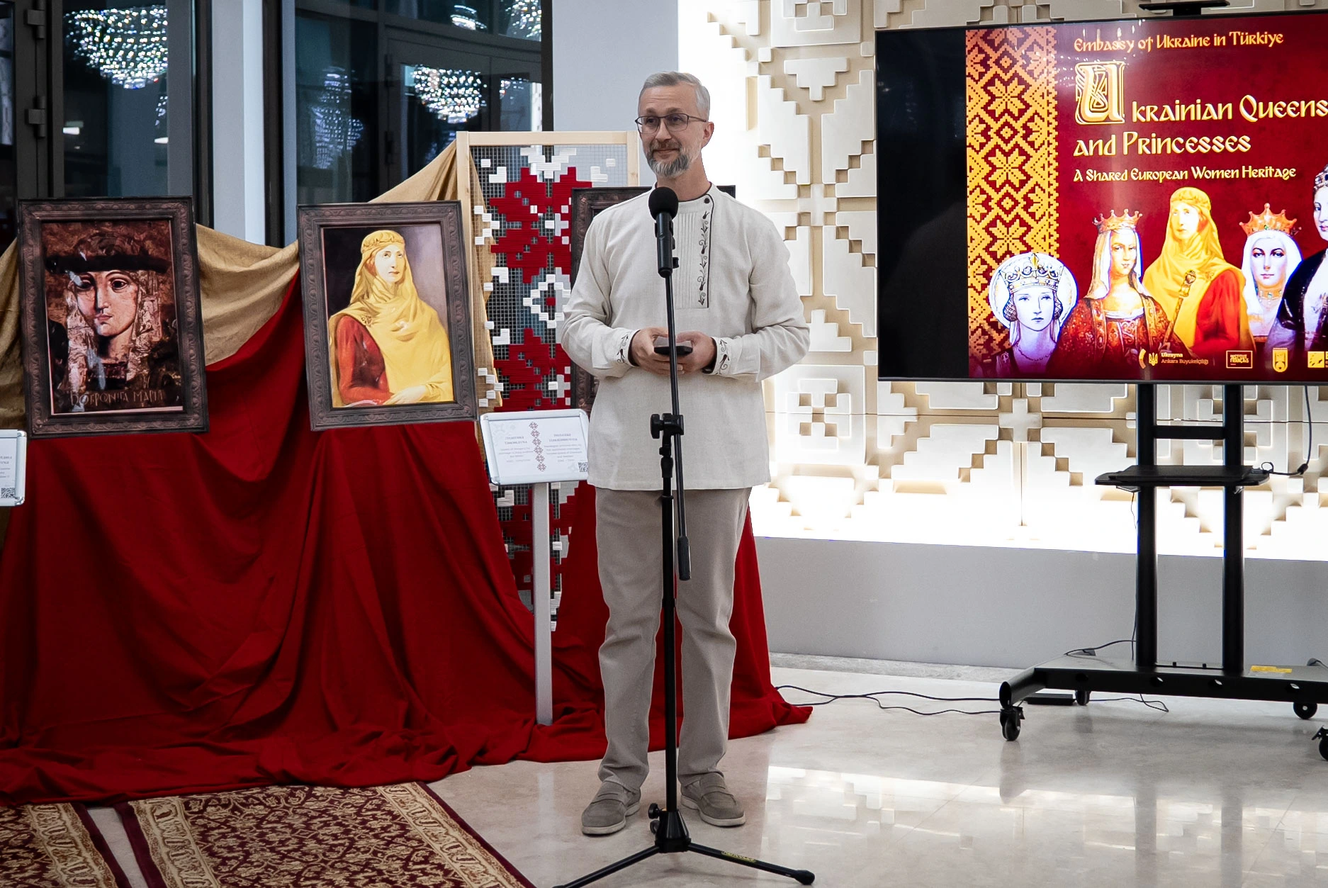 Ukrayna’nın Ankara Büyükelçiliği’nde açılan sergide, Ukraynalı kraliçe ve prenseslerin Avrupa