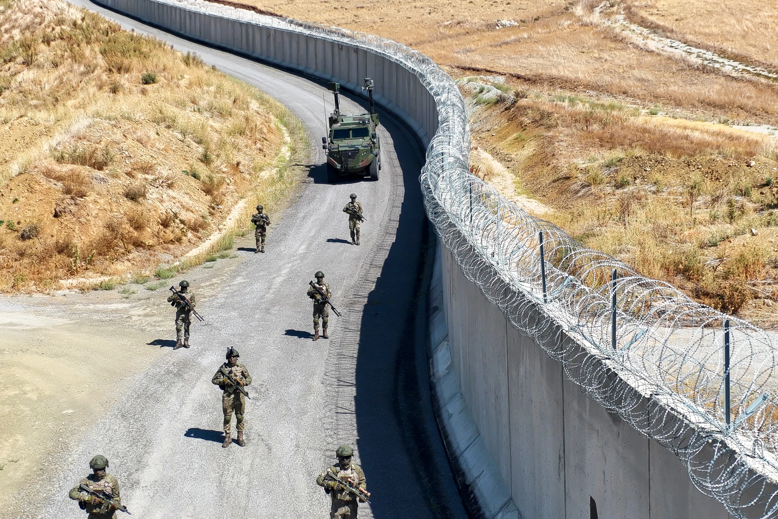 Van’da yasa dışı geçişleri önlemeye yönelik İran sınırına inşa edilen