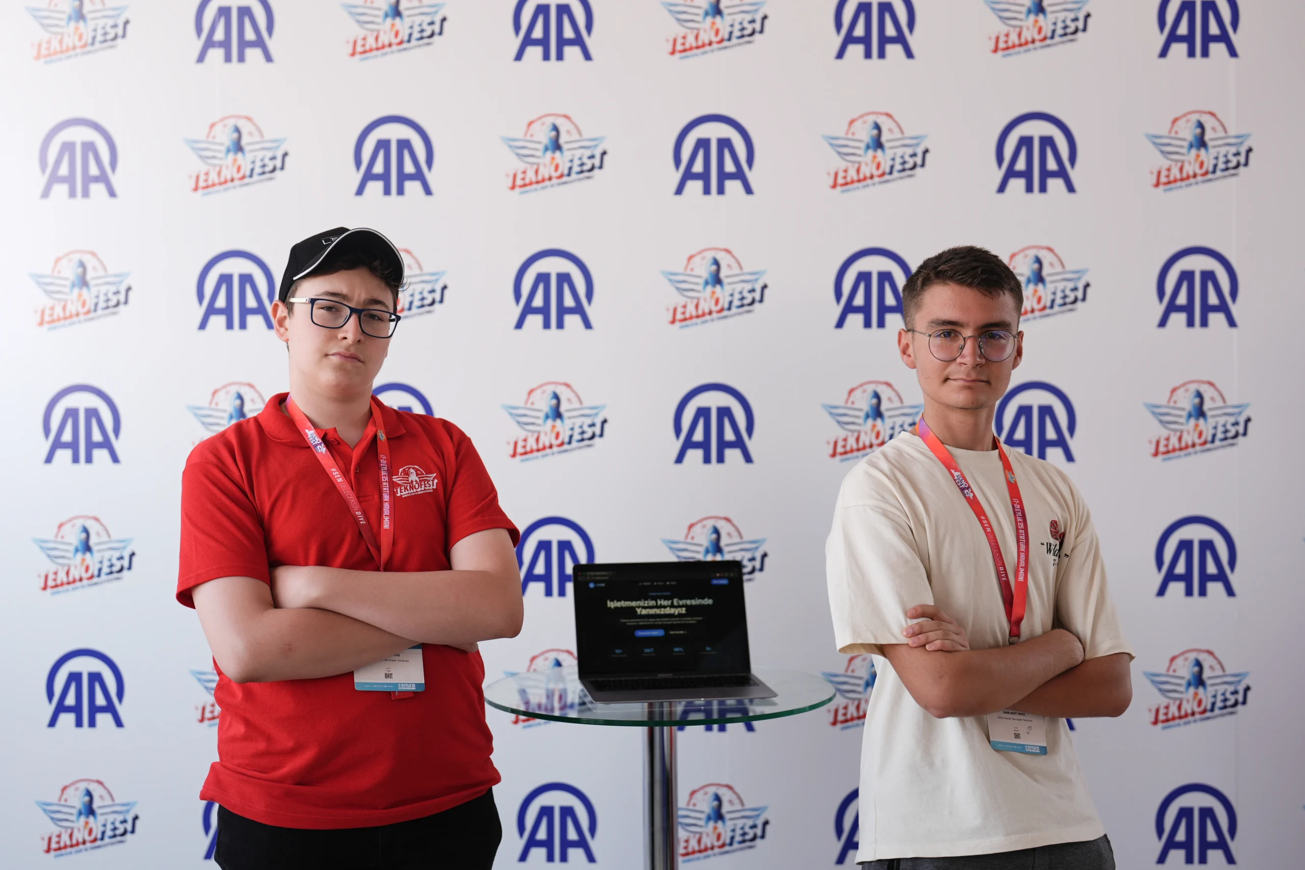 Liseli öğrenciler, geliştirdikleri Locke Finans projesiyle işletmelere yapay zekâ desteği