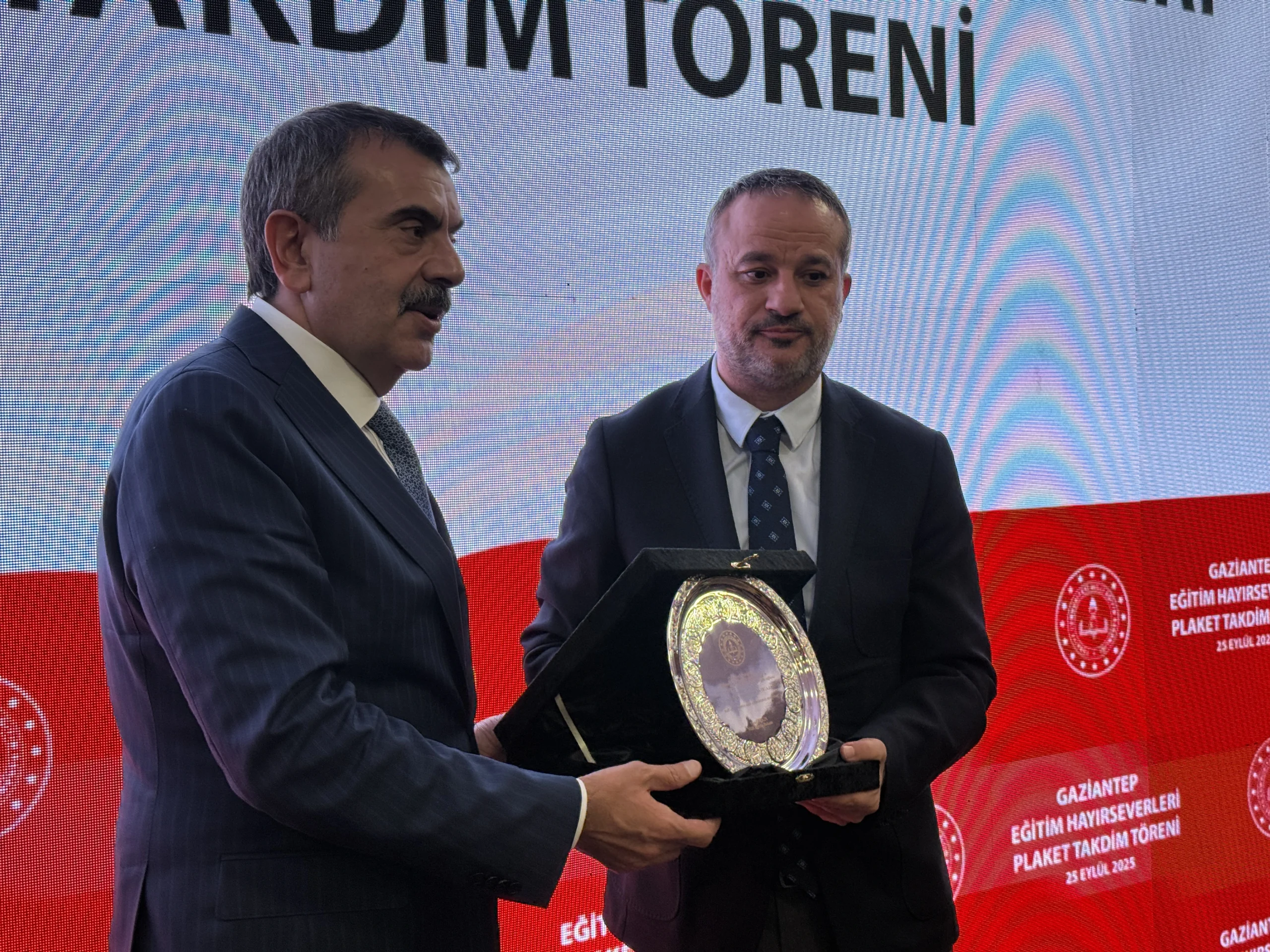 Gaziantep’te hayırseverlerle buluşan Bakan Tekin, eğitimin yalnızca öğretmenlerin değil toplumun