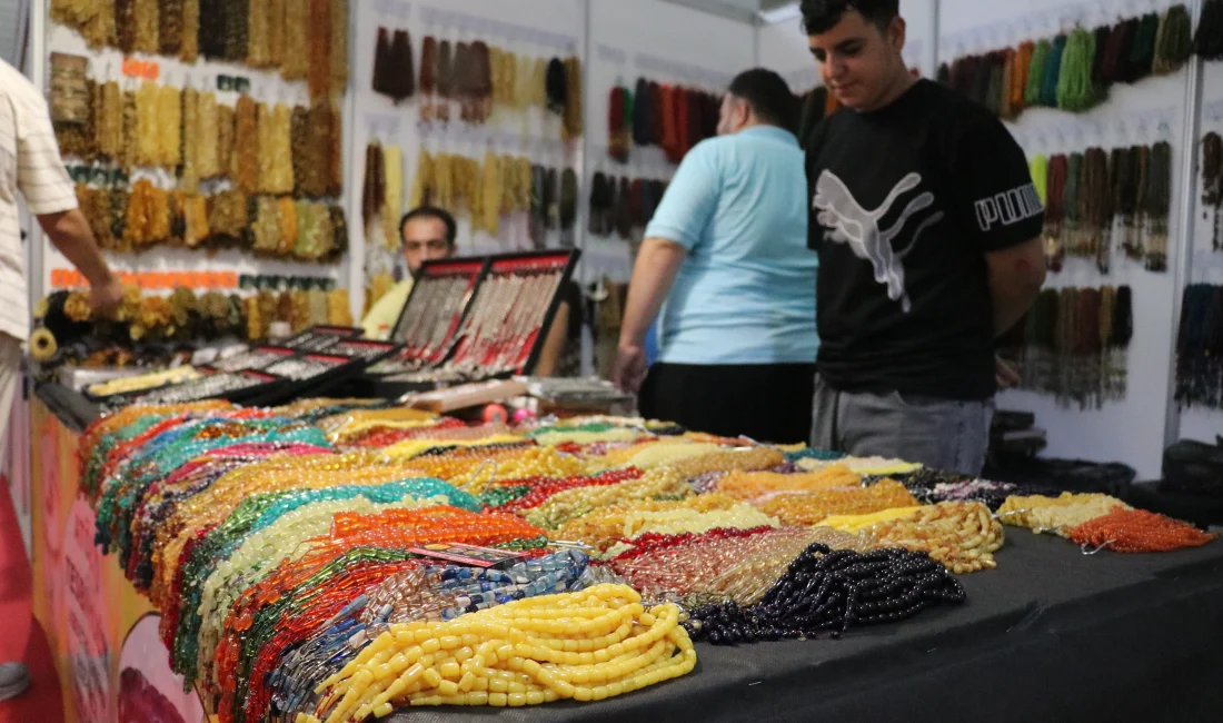 Adana’da düzenlenen 4. Tesbih ve Doğal Taşlar Fuarı, yüzlerce standı