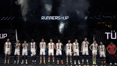 EuroBasket 2025 finalinde Türkiye’yi mağlup eden Almanya, kupayı kaldırırken turnuvanın