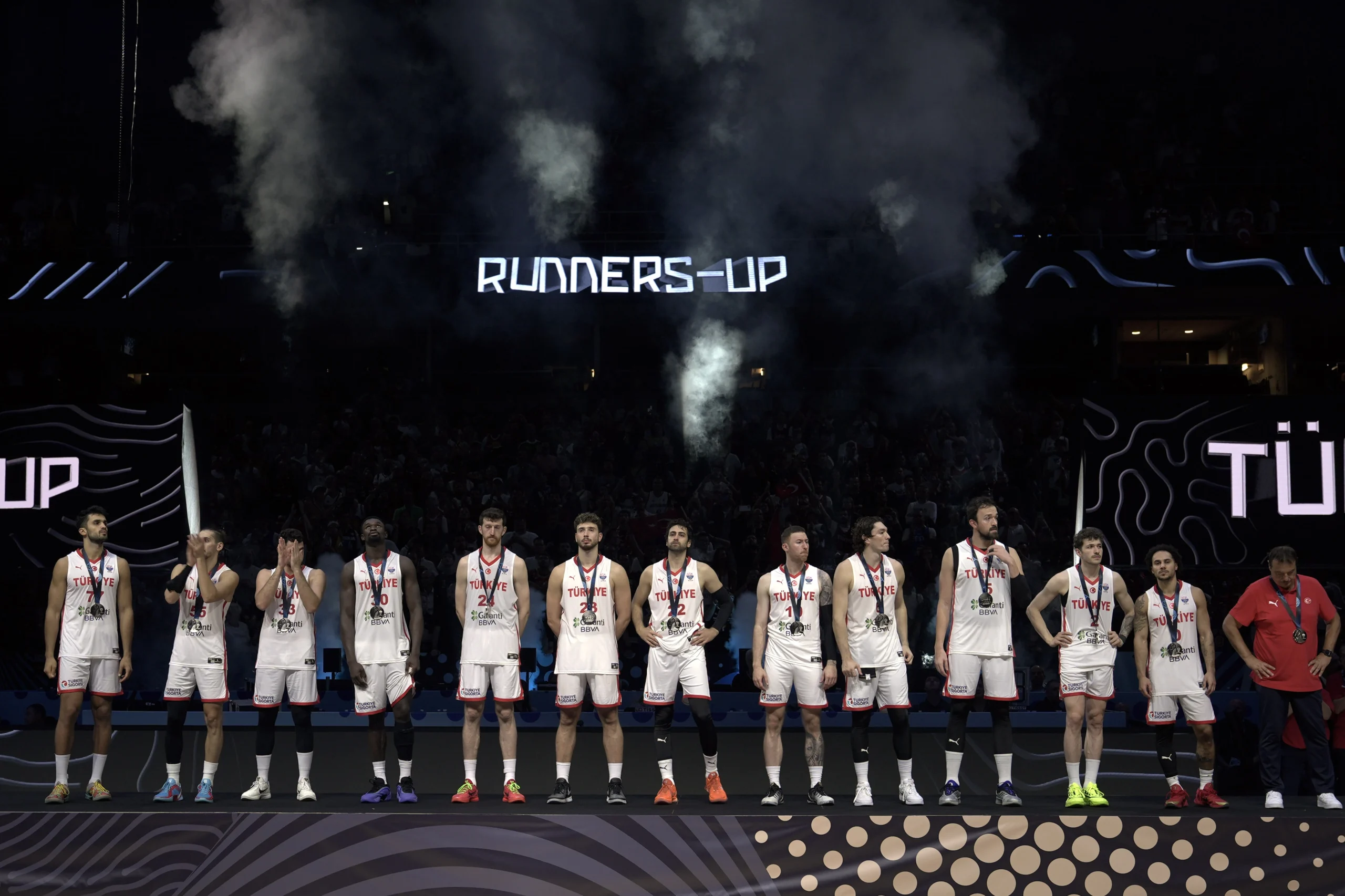 EuroBasket 2025 finalinde Türkiye’yi mağlup eden Almanya, kupayı kaldırırken turnuvanın