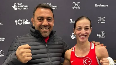 Kadınlar 51 kiloda ringe çıkan Buse Naz Çakıroğlu, Özbekistanlı rakibini