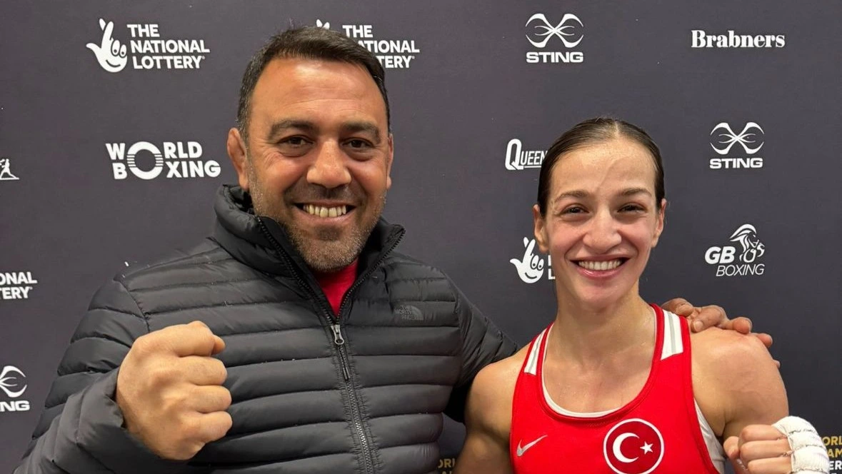 Kadınlar 51 kiloda ringe çıkan Buse Naz Çakıroğlu, Özbekistanlı rakibini