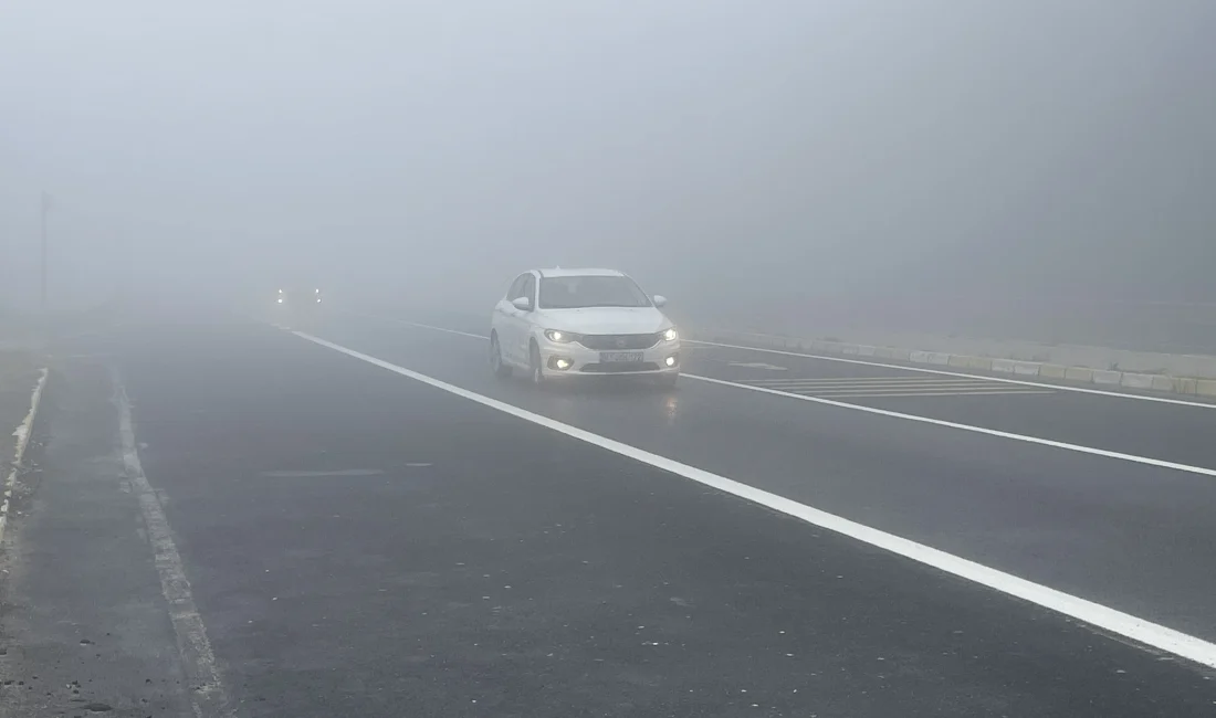 Bolu Dağı’nda sabah saatlerinde etkili olan yoğun sis, D-100 kara