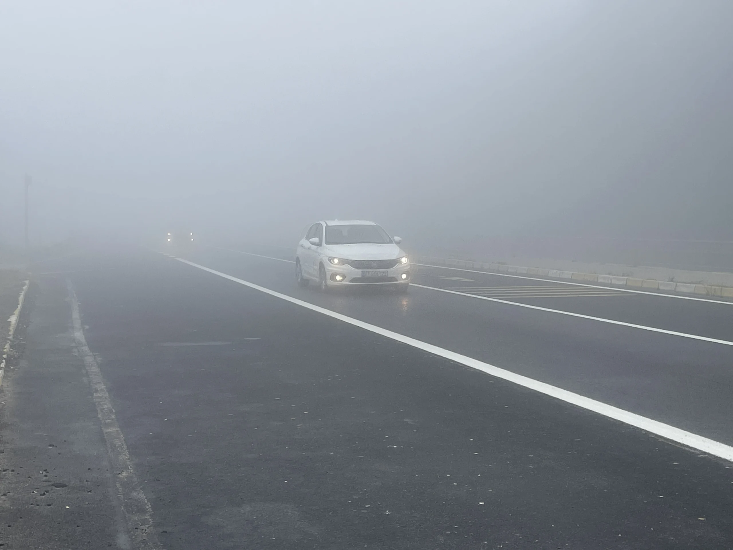 Bolu Dağı’nda sabah saatlerinde etkili olan yoğun sis, D-100 kara