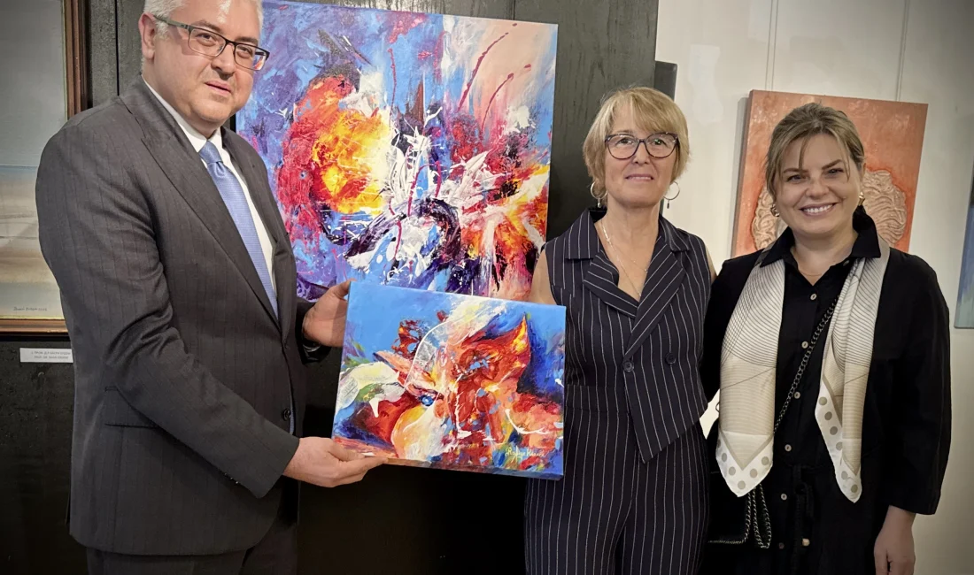 Sofya’da Türk Ressamların da Katıldığı “Dostluk” Sergisi Açıldı Sofya’da açılan “Dostluk” sergisinde çoğunluğu Türk sanatçılara ait eserler sanatseverlerle