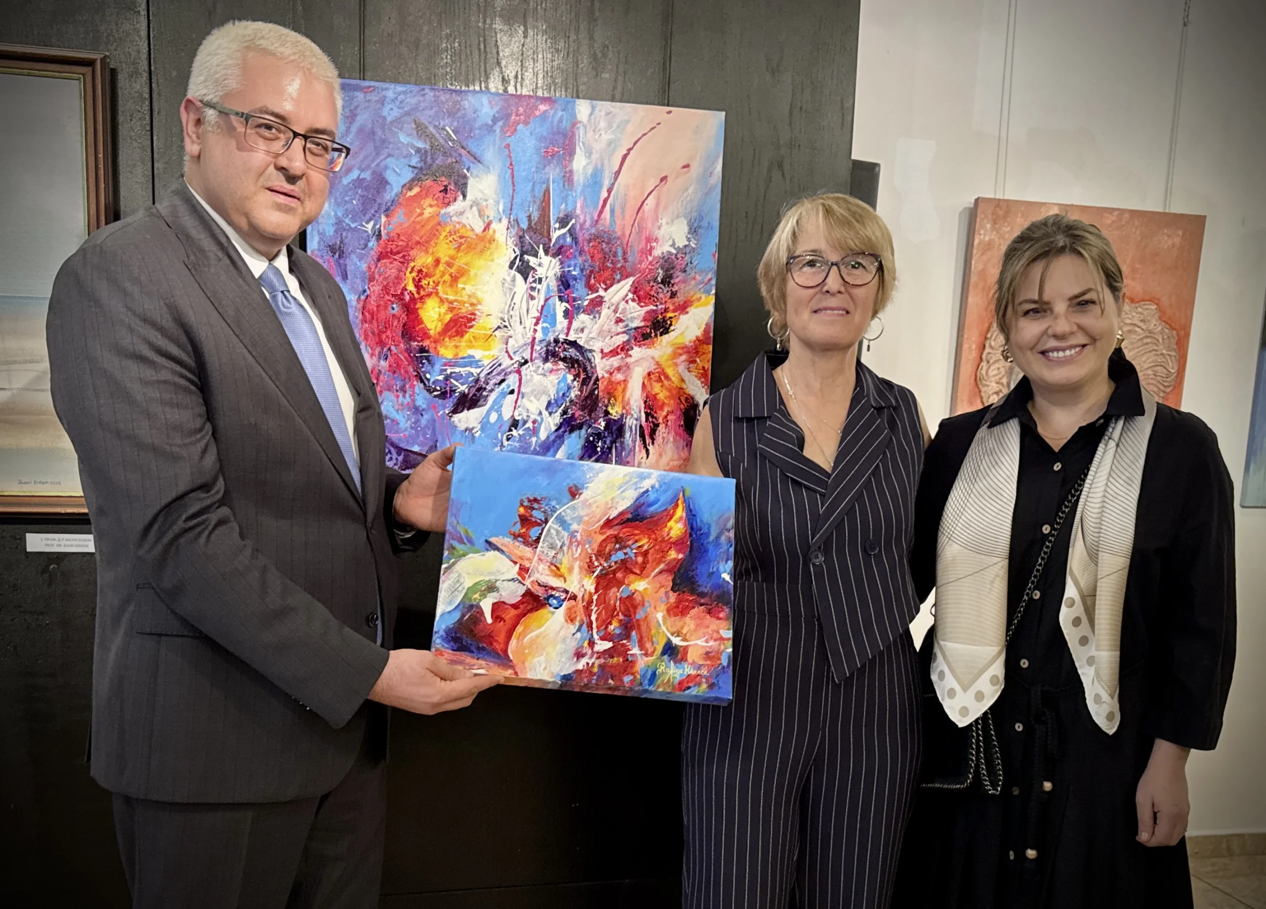 Sofya’da açılan “Dostluk” sergisinde çoğunluğu Türk sanatçılara ait eserler sanatseverlerle