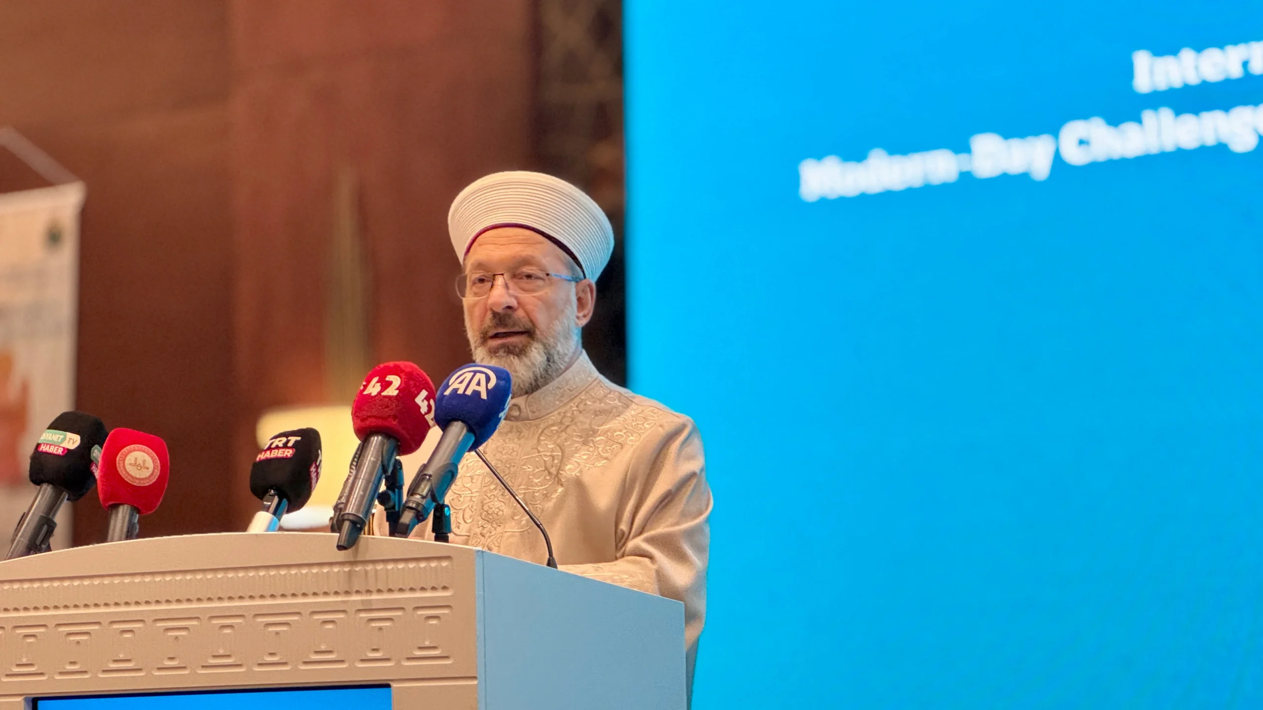 Ali Erbaş, aile kurumunun sosyal medya ve dijital bağımlılık nedeniyle