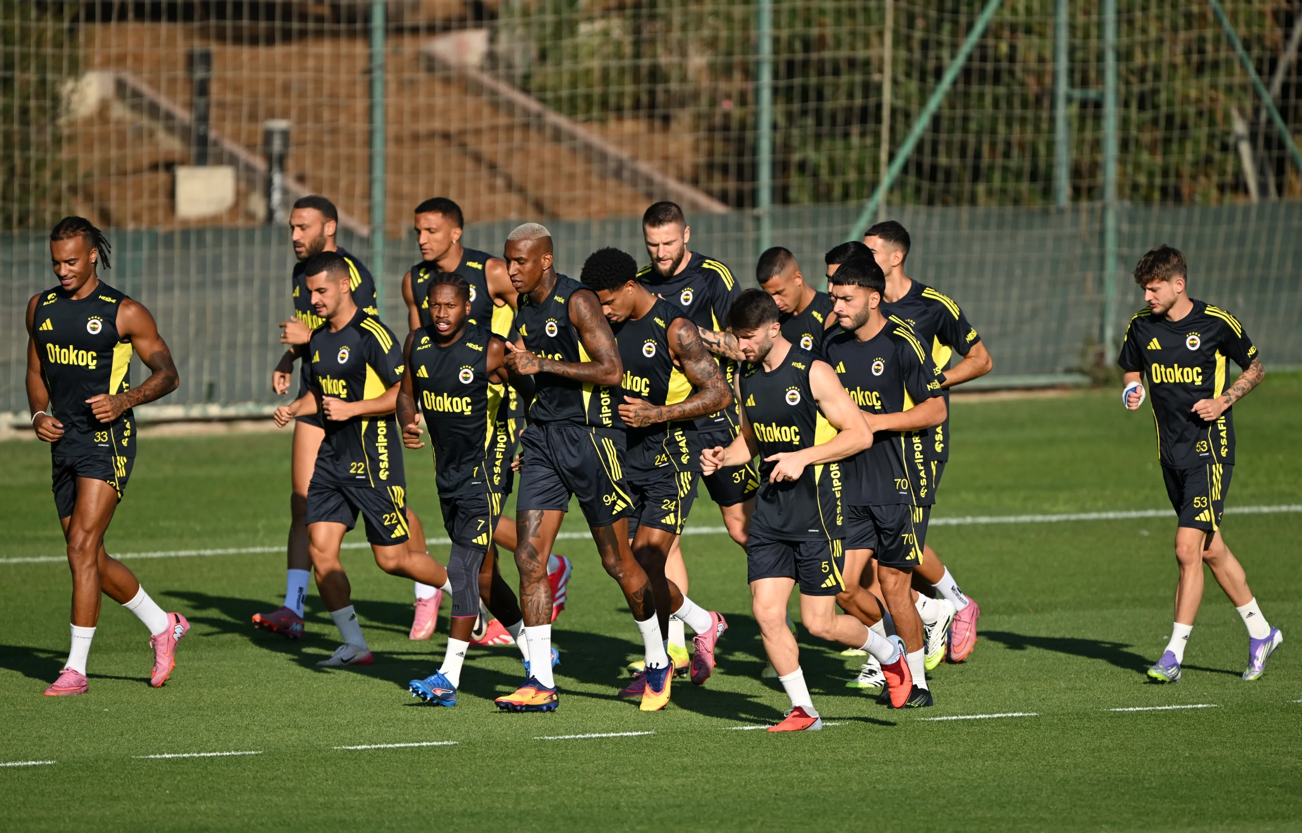 Sarı-lacivertliler, yeni teknik direktör Domenico Tedesco ile ilk antrenmanını gerçekleştirerek