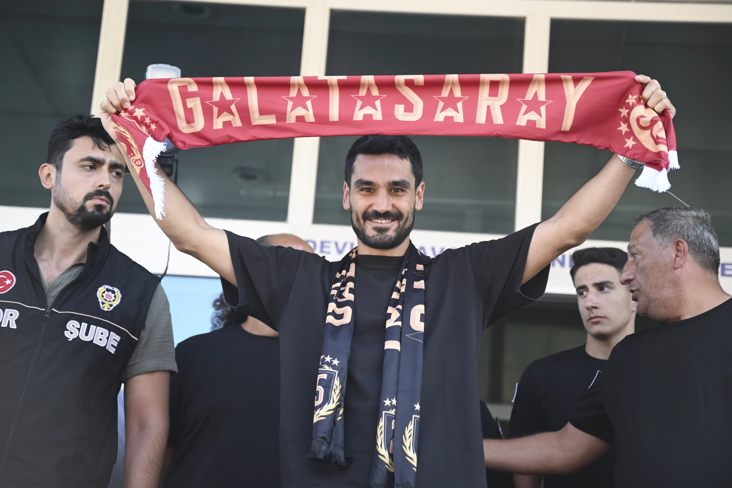 Galatasaray’ın transfer gündemindeki Türk asıllı Alman futbolcu İlkay Gündoğan, İstanbul’a