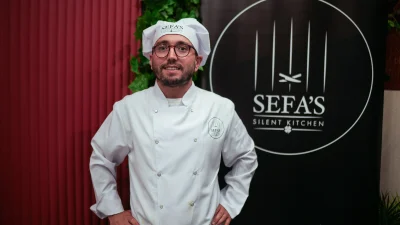 İşitme engelli şef Sefa Barış, sessiz mutfağında yarattığı börek ve