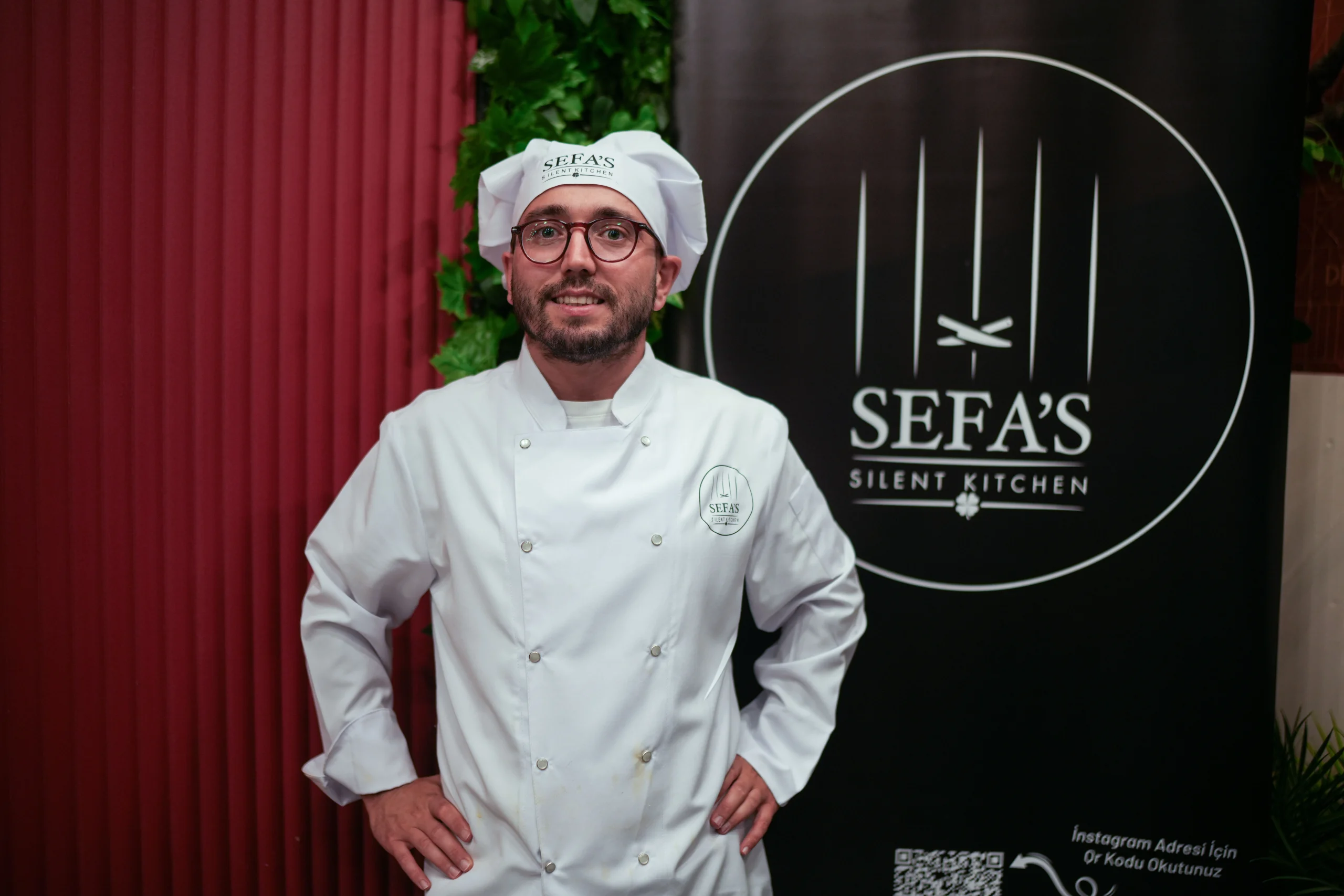 İşitme engelli şef Sefa Barış, sessiz mutfağında yarattığı börek ve