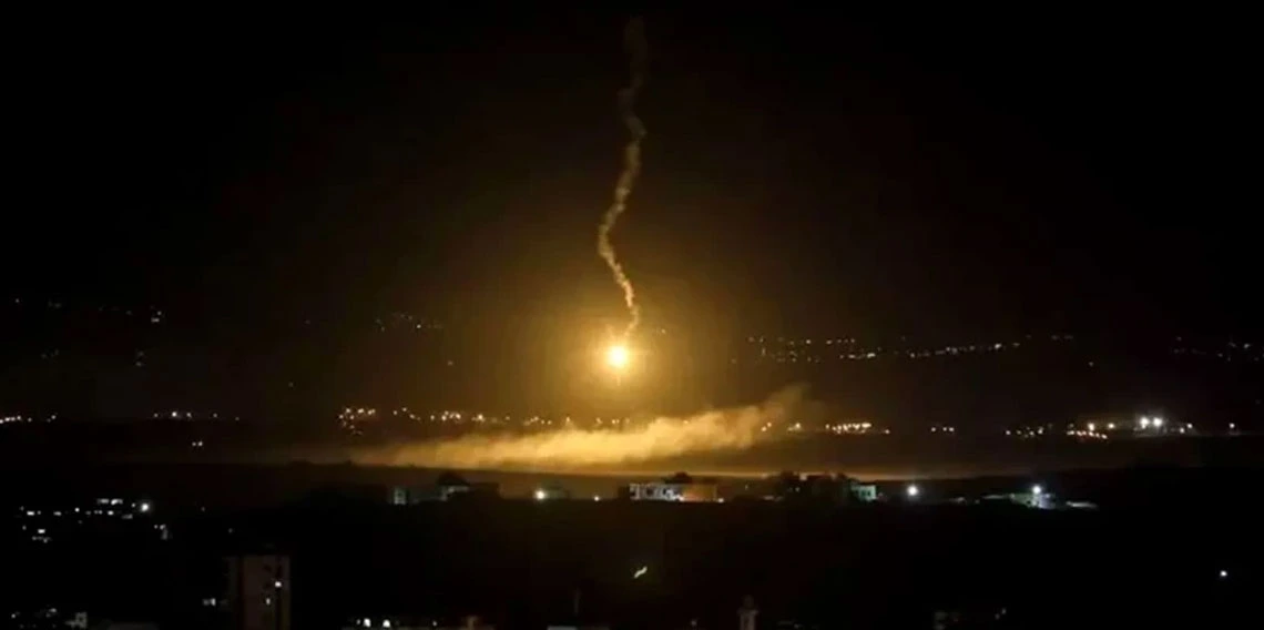 Suriye’nin Humus iline yönelik İsrail hava saldırısında askeri noktaların ve