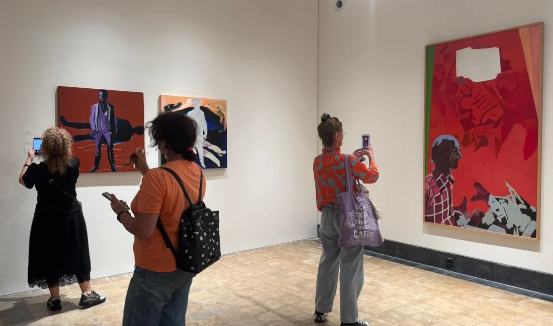 18. İstanbul Bienali Başlıyor: “Üç Ayaklı Kedi” 8 Mekanda Sanatseverlerle Buluşacak İstanbul Bienali bu yıl “Üç Ayaklı Kedi” temasıyla Beyoğlu-Karaköy’de 8