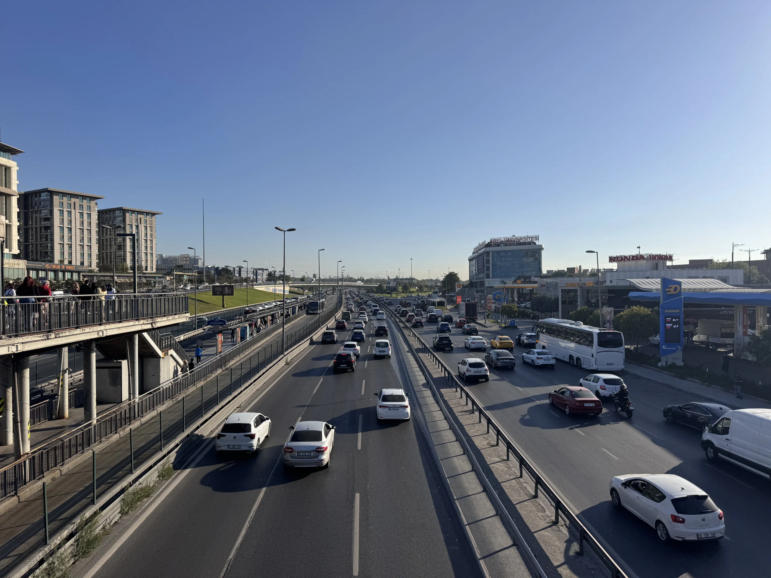 İstanbul’da mesai bitimiyle birlikte trafik durma noktasına geldi. Yoğunluk Avrupa