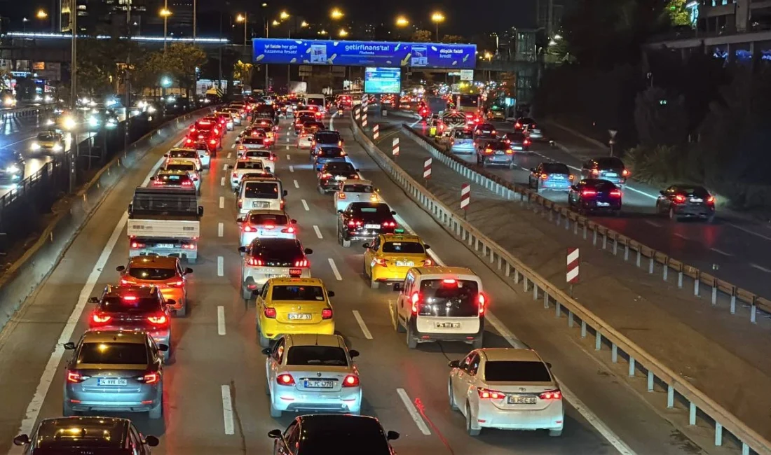 İstanbul’da Akşam Trafiği Yüzde 74’e Ulaştı İstanbul’da mesai bitimiyle birlikte trafik yoğunluğu yeniden arttı. Kent genelinde