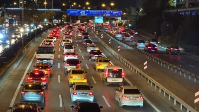İstanbul’da mesai bitimiyle birlikte trafik yoğunluğu yeniden arttı. Kent genelinde