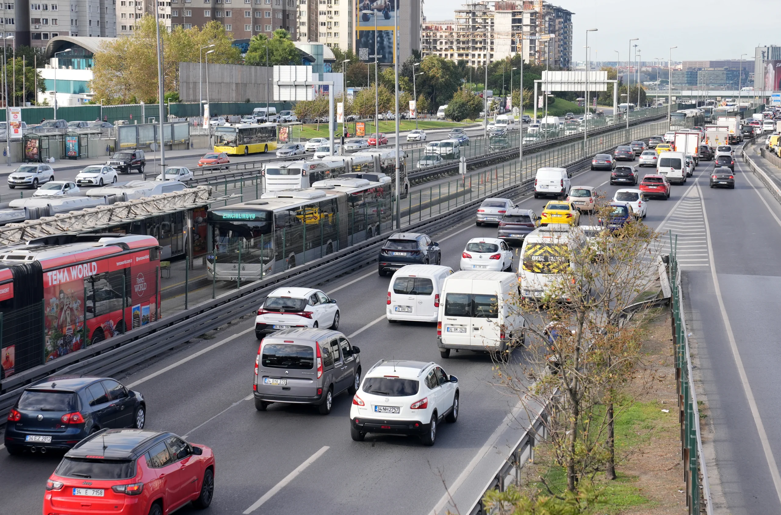 Kara yollarında süren bakım ve onarım çalışmaları nedeniyle birçok kesimde