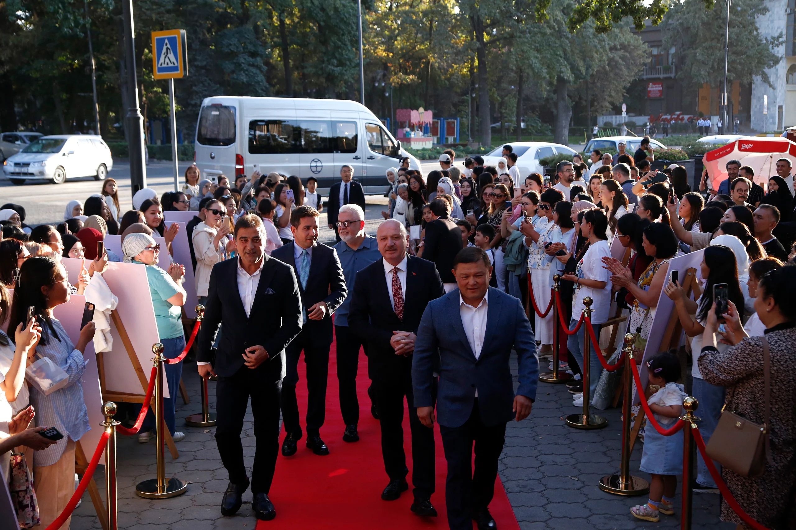 Bişkek’te başlayan 9. Türk Filmleri Haftası, ünlü oyuncuların katılımıyla renkli