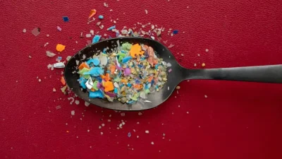 Yeni araştırma, mikroplastiklerin insan kemik dokusuna kadar sızdığını ve büyüme