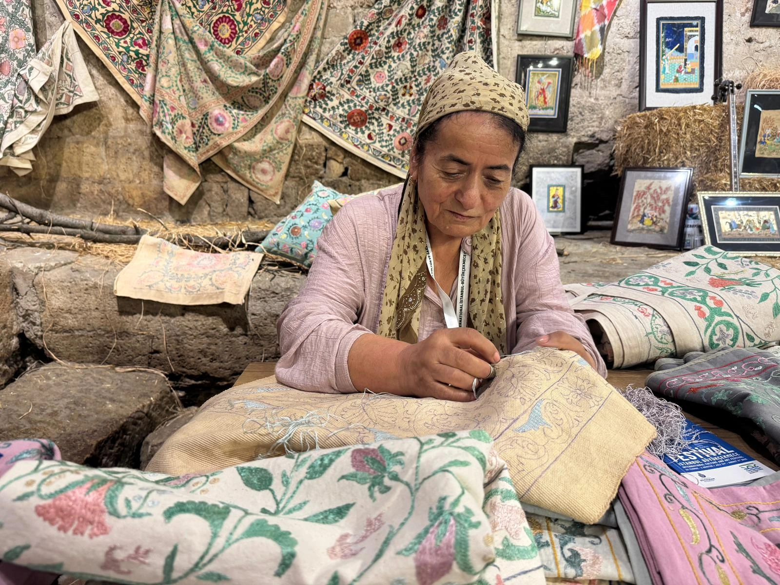 UNESCO mirası Özbek suzani nakışları, el emeğiyle üretilen rengarenk motifleriyle