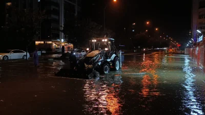Samsun’da aniden bastıran sağanak yağış trafikte aksamalara, tramvay seferlerinde ise